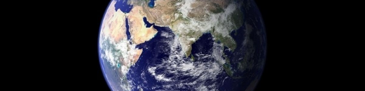 Sabia que o eixo de rotação da Terra oscila cerca de 10,5 centímetros por ano?