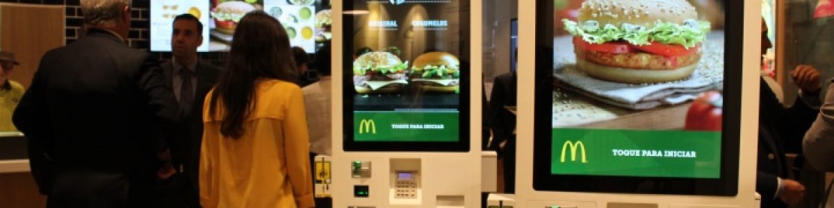 Reino Unido: Ecrãs das máquinas de pré-encomendas McDonald’s têm vestígios de fezes