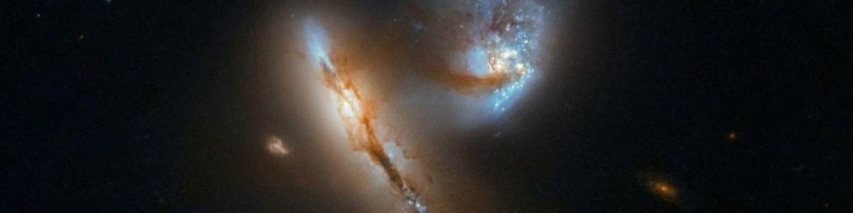 Hubble captou a imagem impressionante do “beijo” de duas galáxias
