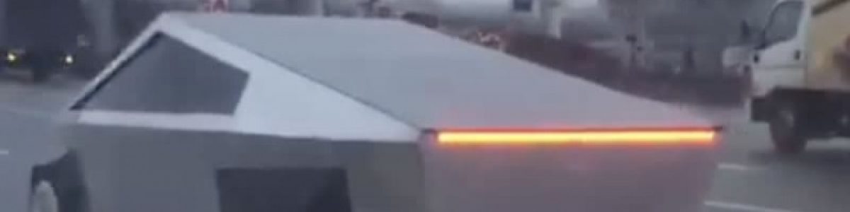 Réplica da Tesla Cybertruck apanhada nas ruas de Moscovo