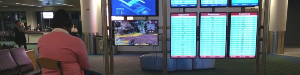 Portland: Homem desliga TV do aeroporto para jogar Playstation 4