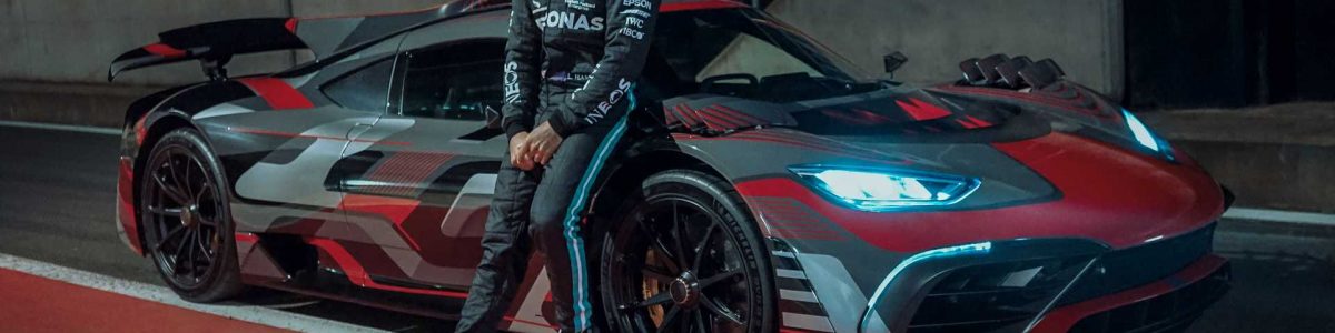 O “AMG One” da Mercedes em vídeo publicitário com Lewis Hamilton