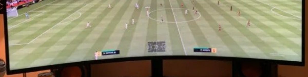 Estudante mostra monitor ultralargo em configuração para o FIFA