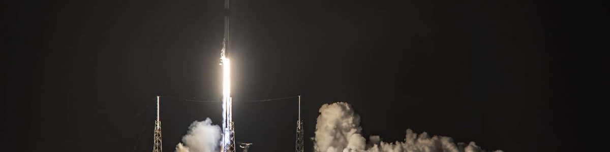 Space lança 52 satélites para aumentar rede de internet Starlink
