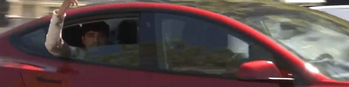 Depois de libertado, homem volta a passear-se em carro Tesla sem condutor. Mas como?