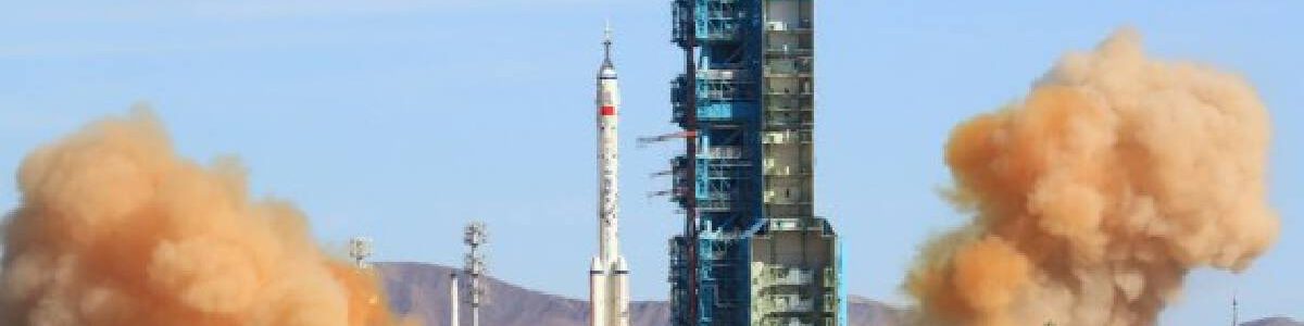 China lança a primeira missão tripulada para sua nova estação espacial