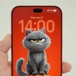 1. Gato de desenho animado 3D com expressão irritada na tela do smartphone, fundo laranja, tecnologia moderna, app de mensagens, entretenimento digital, velocidade de conexão, inovação.