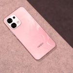 Câmara traseira de smartphone OPPO com design elegante e acabamento rosa pastel, ideal para fotografia de alta qualidade e uso diário.