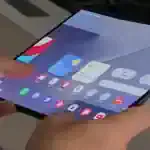 Telefone dobrável que se abre para usar como tablet, ideal para quem busca tecnologia acessível e versátil.