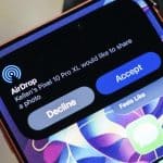 Notificação de AirDrop no Android mostrando opções de aceitar ou recusar o envio de uma foto, destacando a inovação do Google na transferência de ficheiros entre dispositivos.