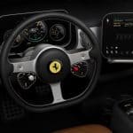 Painel de instrumentos e volante de um Ferrari Luce, carro elétrico, com tecnologia avançada e design moderno, voltado para atrair um novo público.