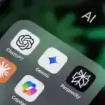 Ícone do Google Gemini no ecrã de um smartphone, destacando a expansão da plataforma de inteligência artificial com mais de 750 milhões de utilizadores globais.