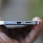 Smartphone com microfone externo para gravação de áudio profissional, ideal para vídeos e podcasts, com foco na qualidade sonora e facilidade de uso.