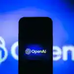 Smartphone com o logotipo da OpenAI na tela, representando a introdução de anúncios no ChatGPT, uma novidade tecnológica que impacta usuários e empresas.