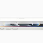 Imagem de um iPhone 13 branco com tela inovadora, destacando o design moderno e recursos avançados, alinhado com rumores de melhorias no próximo iPhone 17 sem aumento de preço.