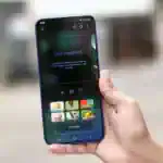 Smartphone Samsung Galaxy exibindo funcionalidades de inteligência artificial avançada, com interface moderna e recursos inovadores no Galaxy S26.