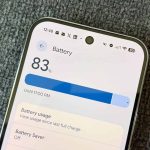 Imagem de um telemóvel com a tela a mostrar 83% de bateria restante, destacando a autonomia melhorada com Android 16 QPR3.