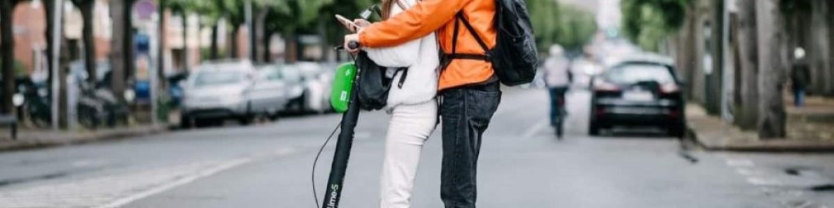 Podem andar duas pessoas numa trotinete? Saiba o que diz a lei