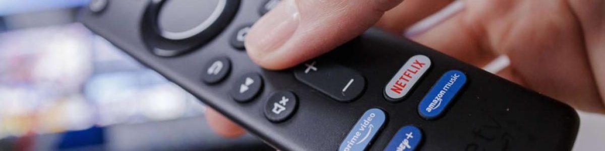Porque deve colocar o comando da TV do hotel dentro de um saco de plástico?