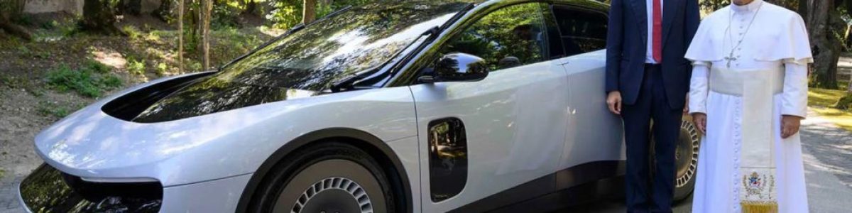 Papa Leão XIV experimenta o novo supercarro elétrico Ferrari Luce… bólide abençoado!