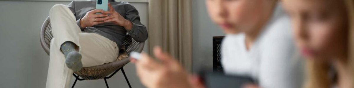 Suécia avisa os pais: o vosso telemóvel está a afetar os vossos filhos!